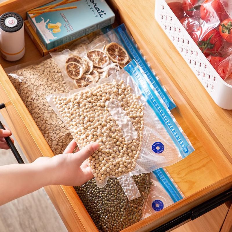 Vakuová svářečka potravin - rychlá, odolná, dodává se s opakovaně použitelnými sáčky Ziplock pro opakované použití